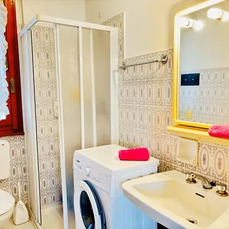 Bright Flat With Balcony דירה ביביונה